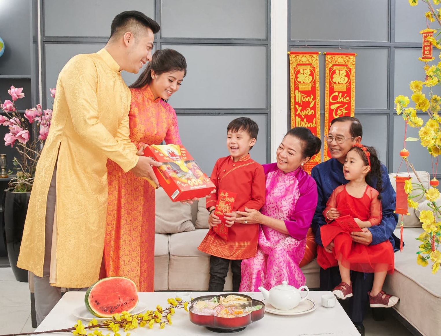 Đồ ăn bổ dưỡng như tổ yến, nhân sâm, bào ngư,... là những món quà cho bố mẹ tuyệt vời Đồ ăn bổ dưỡng như tổ yến, nhân sâm, bào ngư,... là những món quà cho bố mẹ tuyệt vời